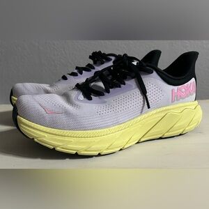 Women's Arahi 7 Sneakers, women’s size 10. Pale purple with yellow sole. EUC